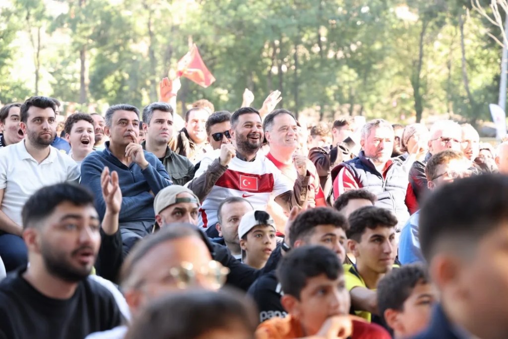 Kağıthane'de milli maç coşkusu