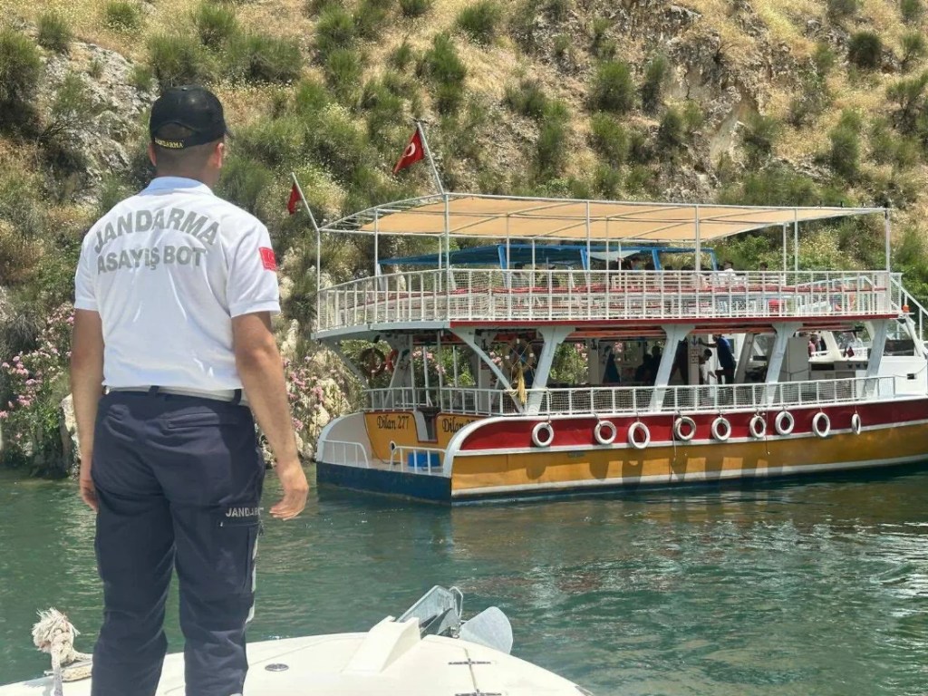 Halfeti'de Tur Teknesi Arızası!