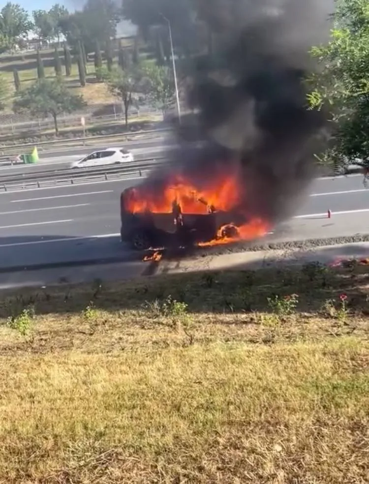 Esenyurt'ta ticari araç alev aldı!