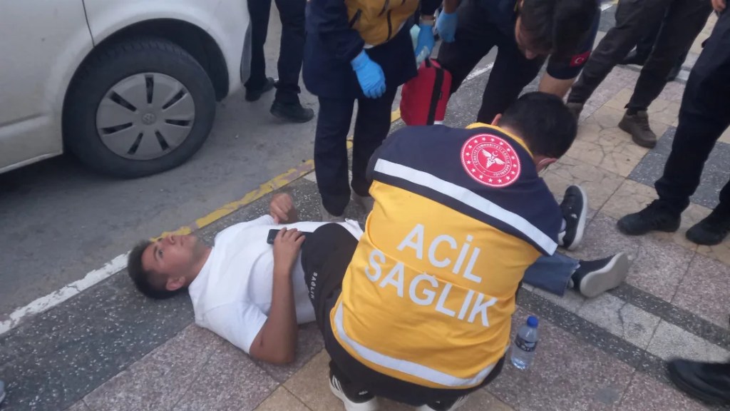 Aksaray'da kaldırımda yürüyen genç bıçaklandı!