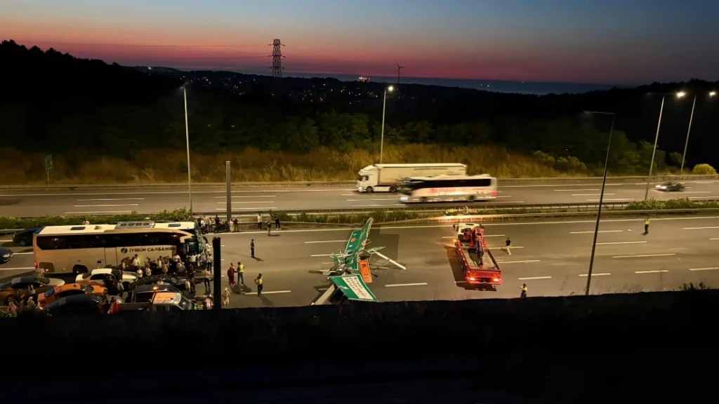 Sarıyer'de hafriyat kamyonu tabelaya çarptı!