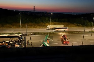 Sarıyer’de hafriyat kamyonu tabelaya çarptı!