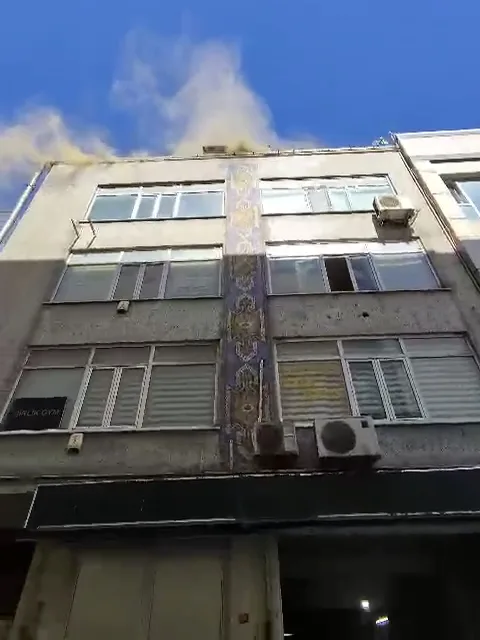 Ataşehir'de 3 Katlı Binada Yangın Paniği!